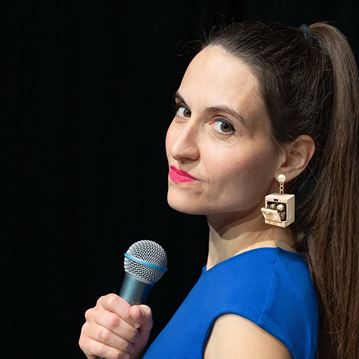 La ragazza con la lavastoviglie di perla